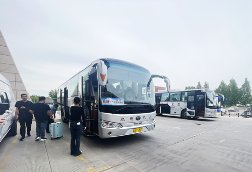 旅客準(zhǔn)備乘坐免費(fèi)擺渡車前往正定機(jī)場。人民網(wǎng)記者 喬雪峰攝