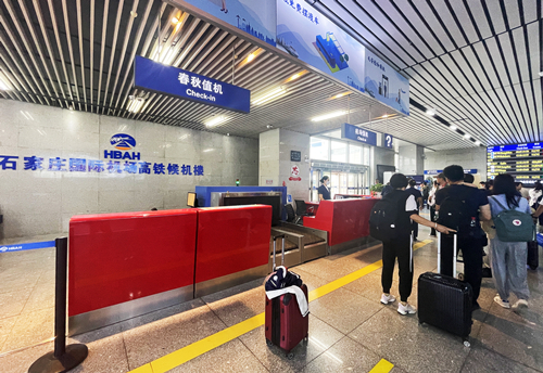 正定機(jī)場站到達(dá)旅客在排隊值機(jī)。人民網(wǎng)記者 喬雪峰攝